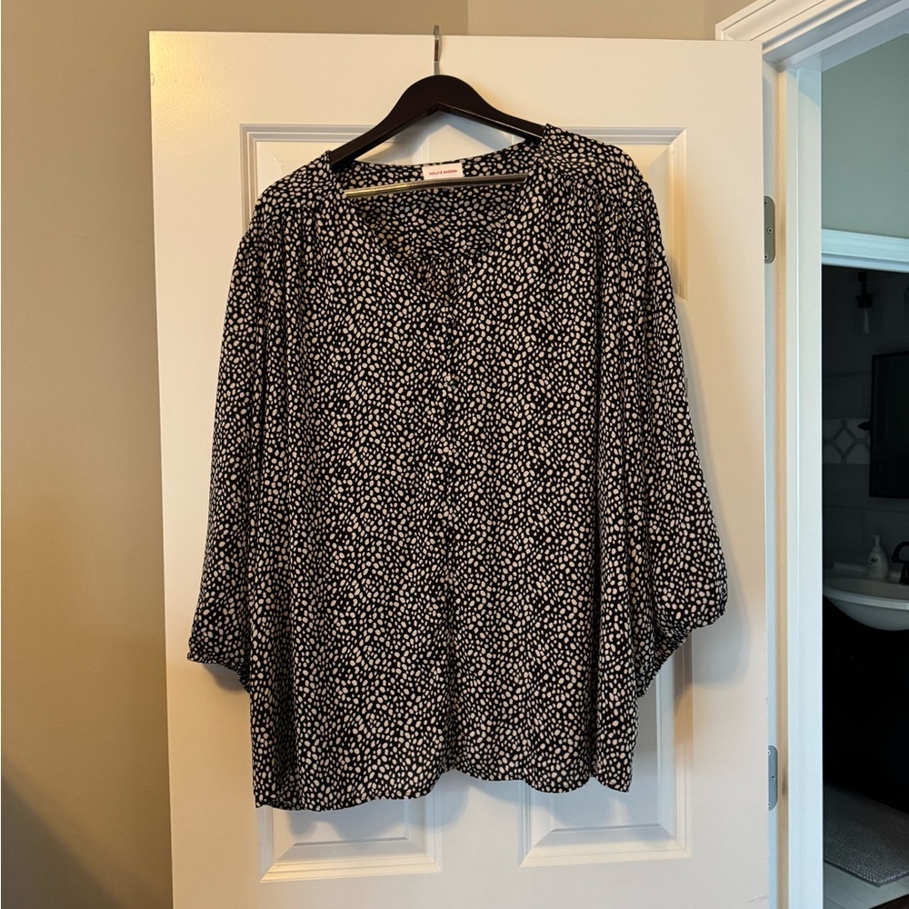Black and White Women's pull-over blouse